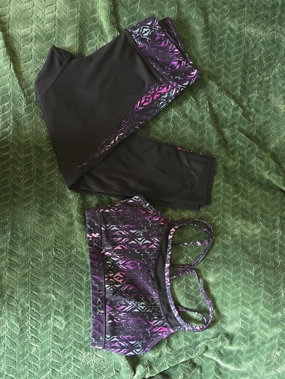 Gaiam Sz M Purple & Black Patterned Sports Bra and Leggings Set